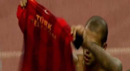 <br>Motta ile kavga etti, tribnlere forma gsterdi (22 Eyll 2013 / Beikta-Galatasaray)</br>  Atatrk Olimpiyat Stad'ndaki Beikta derbisinin 90+2. dakikasnda grd krmz kartn ardndan Ramon Motta ile kavga etti. Sonrasnda sahay terkederken zerindeki formay karp Beikta taraftarlarna gsterdi. Devamnda kan olaylarda binlerce siyah beyazl taraftar sahaya girdi ve ma tatil edildi.