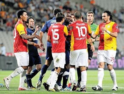 <br>Mahmut'a kafa (11 Eyll 2011 / stanbul BB-Galatasaray)</br>  stanbul Bykehir Belediyesporlu Mahmut Tekdemir'e kafa att. Bu hareketi sonras saha kart. Hakemler kafa attn gremedii iin krmz karttan kurtuldu.