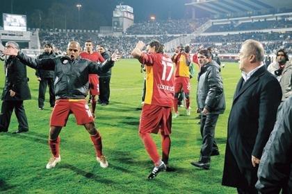 <br>ldrtan hareket (20 Kasm 2011 / Beikta-Galatasaray)</br>  nn'deki derbi mata Beikta tribnlerine doru irkin bir harekette bulundu. Bunun sonucunda 1 ma ceza ald.