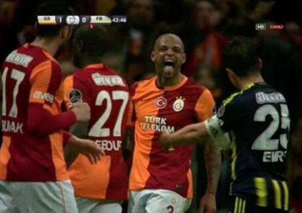 <br>Emre'yi attrd, alay etti (6 Nisan 2014/ Galatasaray-Fenerbahe)</br>  Kendisine yapt faul sonrasnda ikinci sar karttan oyun d kalan Fenerbaheli Emre Belzolu ile alay etti. Emre'nin krmz kart grmesinin ardndan dilini karp, "Seni nasl attrdm" dercesine hareket yapt.