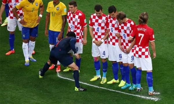 Sper Lig'de yeni sezonda kaybolan sprey boya uygulamas ilk kez yaplacak. FIFA'nn Trkiye'de dzenlenen 2013 FIFA 20 Ya Alt Dnya Kupas'nda ilk kez denedii, bu yaz Brezilya'da gerekletirilen 2014 FIFA Dnya Kupas'nda da devam ettirdii uygulamayla hakemler, baraj mesafelerini bellerinde tadklar kaybolan sprey boyayla iaretleyerek ayarlayacak.