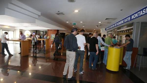 TFF, geen sezon sonunda, 4 Nisan 2014 itibaryla hayata geirdii elektronik bilet (e-bilet) uygulamasn bu sezon bandan itibaren yaygn biimde balatacak. 6222 sayl Sporda iddet ve Dzensizliin nlemesine Dair Kanun uyarnca hayata geirilen "e-bilet" projesiyle, futbolda iddet olaylarnn azaltlmas, kulplerin gelirlerinin ykseltilmesi hedefleniyor. Sistemin tm sezon boyunca ilk kez uygulanaca 2014-2015 sezonu ncesi, futbol man izlemek isteyen taraftarlar, internetten kimlik numaralaryla e-bilet alacak. iddet olaylarna karanlar, bilet ve kimlik numarasndan tespit edilecek.