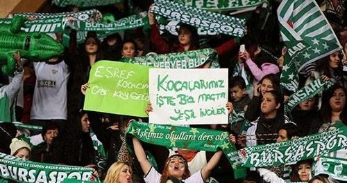 Yeni sezondaki kkl deiikliklerden biri de ceza nedeniyle seyircisiz oynanan malara kadn ve ocuklarn artk alnmayacak olmas. TFF, son 2 sezonda uygulanan kadnlar ile 12 ya ve alt ocuk taraftarlarn seyircisiz oynanan msabakalara cretsiz girmesi uygulamasn0 kaldrd.