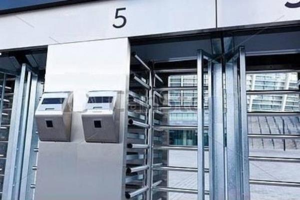 Elektronik biletin yan sra taraftarlara Passolig ad altnda "e-kart" da verilecek. Banka kartlaryla ayn ilevlere sahip olacak e-kart sayesinde taraftarlar, stadyumda harcama yapabilecek, bu ekilde kulplerin gelirleri de artrlacak.