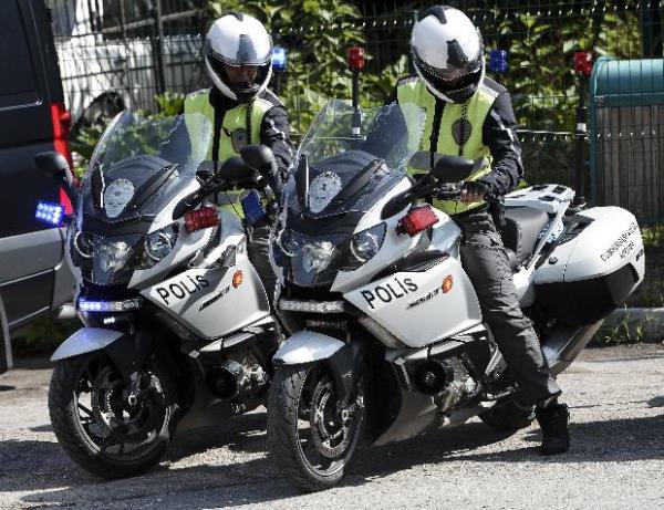 Yol boyunca motorize ekipler Erdoan' korudu.