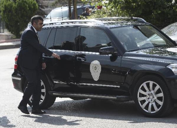 Babakan Recep Tayyip Erdoan evinden karak Meclis'e gelerek mazbatasn ald ve resmen Cumhurbakan oldu.