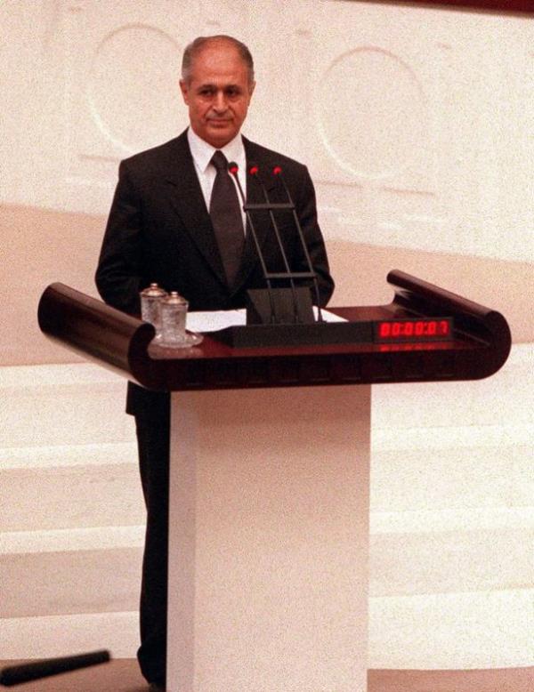 10'uncu Cumhurbakan Ahmet Necdet Sezer, TBMM Genel Kurulu'nda yemin etti.