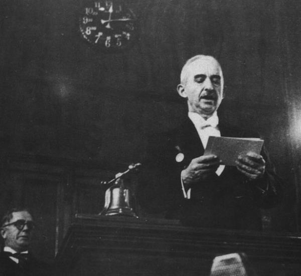 "Milli ef" nvan ile de anlan smet nn Atatrk'n vefat zerine Trkiye Cumhuriyeti'nin 2'inci Cumhurbakan seildi. nn, TBMM'de yemin ederek 11 Kasm 1938 ylnda grevine balad.