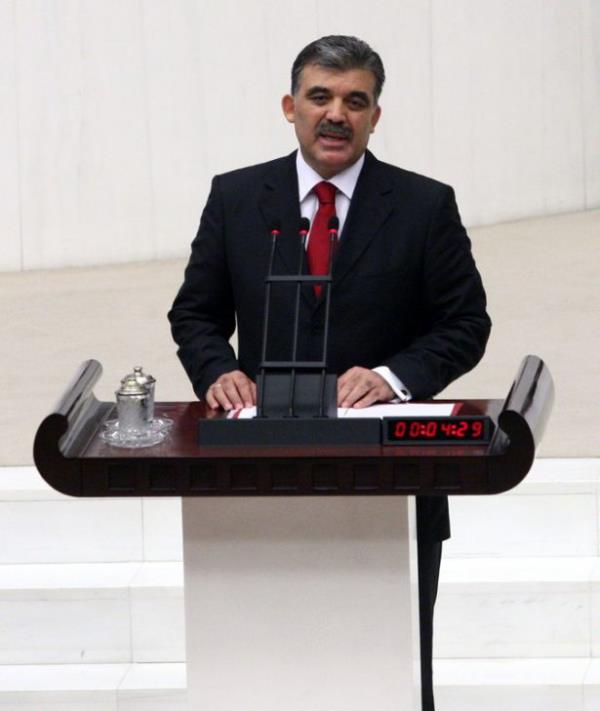 Trkiye Cumhuriyeti'nin 11'inci Cumhurbakan seilen Dileri Bakan ve Babakan Yardmcs Kayseri Milletvekili Abdullah Gl, TBMM Genel Kurul Salonu'nda yemin etti.