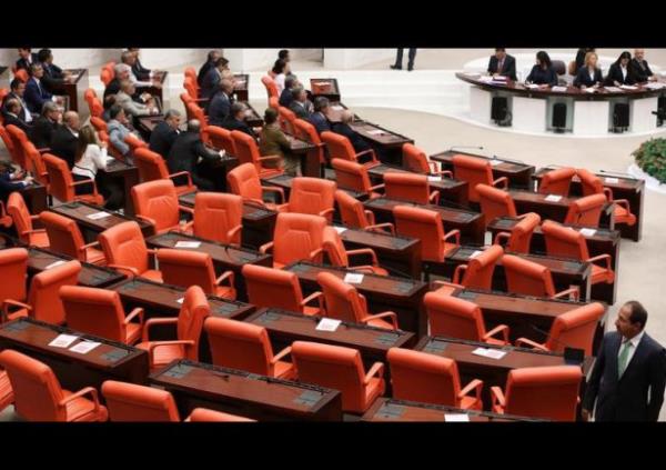 7 yl sonraki trende ise CHP Genel Kurul salonuna girdi ancak usul tartmas sonras salonu terk etti. CHP sralar yine bo kald.