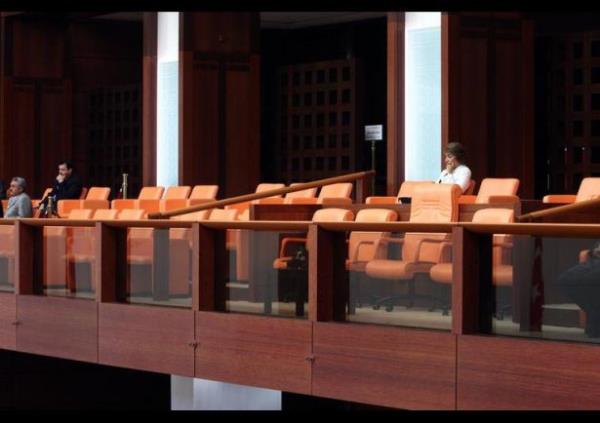 Meclis'te Gl'n yemin trenine dnemin Genelkurmay Bakan Yaar Bykant ve kuvvet komutanlar katlmad. Askere ayrlan koltuklar botu.