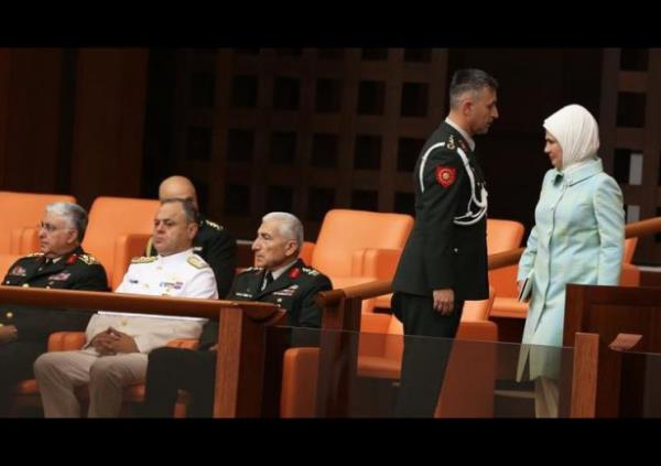 Aradan 7 yl getikten sonra hem Genelkurmay Bakan ve kuvvet komutanlar hem de Cumhurbakan'nn ei yemin trenini locadan izledi.