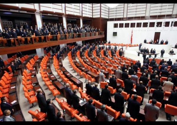 Abdullah Gl'n 2007 ylndaki yemin treninde CHP sralar botu