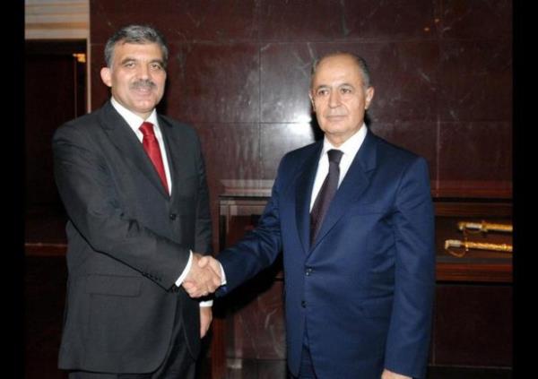 2007'de Kk'teki devir teslim trenine ait sadece iki kare fotoraf paylald. Bunlardan ilki 10.Cumhurbakan Ahmet Necdet Sezer ile 11.Cumhurbakan Abdullah Gl' tokalarken gsteren bu kare.