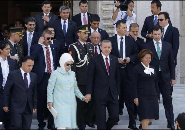 Erdoan'n devir teslim treninde ise birok fotoraf basna servis edildi. Ayrca 2007'deki trenin aksine bugnk trende Erdoan, Genel Kuruldan eiyle el ele ayrld.