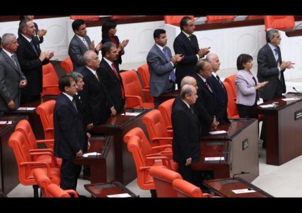 2007 ylndaki yemin treninde MHP'li milletvekilleri Gl' alklamamt.