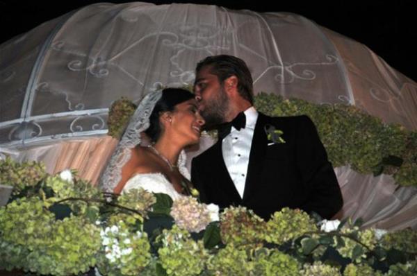 Nesliah Alkolar ile oyuncu Engin Altan Dzyatan hayal gibi bir trenli hayatlarn birletirdi.