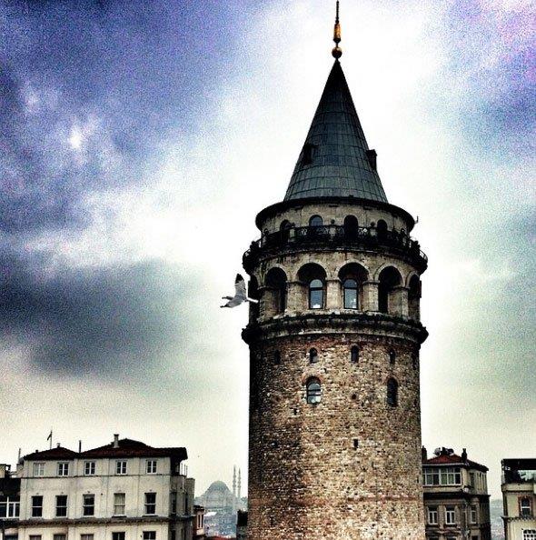 Dnya sinemasnn nemli ynetmenlerinden Ferzan zpetek yaklak otuz yldan bu yana Roma'da yayor. Sinema eitimi almak iin  Roma'ya giden ve orada yaamaya balayan ynetmen Ferzan zpetek, dnem dnem stanbul'a geliyor. 55 yandaki zpetek, son ziyaretinde ektii stanbul fotoraflarn Instaram hesabndan takipileriyle paylat.