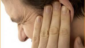 Ani ve ar basn deiikliklerinin yansra, patlama, ar ses, travma, tokat atma ve darp gibi sebeplerle delinebilen kulak zar, kulak ubuu ve ile kula kurcalama sonucunda da ayn sorunla kar karya kalabiliyor.