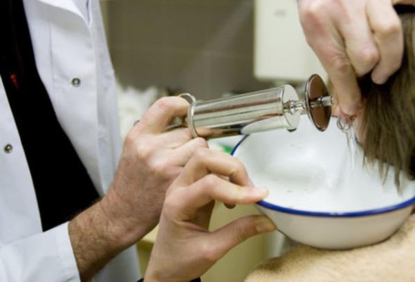 Haliyle ok kolay enfeksiyon kaplyor. O nedenle bilinli hareket etmek, kulak ubuklarn kulaklarn derinliklerine doru koyuvermemek gerekiyor.