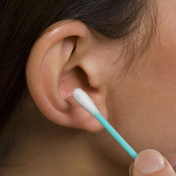 kulak kanallarnn iini temizlemek amacyla bilinsizce derinliklere sokularak temizlenmesi durumunda mantardan kulak zarnda delinmeye, enfeksiyondan iitme kaybna dek birok hastala yol aabileceini belirterek uyaryor.