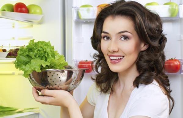 <p><b>Sindirime yardmc bir tarif</b></br>     <br><b>Malzemeler</b></br>  <br>4 marul yapra</br>  <br>1 ufak havu</br>  <br>1-2 krmz pancar</br>  <br>1-2 domates</br>  <br>1-2 salatalk</br>  <br>Yarm misket limonu suyu</br>  <br>Zeytinya</br>  <br>1 di sarmsak</br>     <p><b>Yapl: </b></p>  Mutfak robotunuzun iine biraz su koyun. Marul ve domatesi ekleyin ve ksa bir sre kartrn. Havucu ve pancar rendeleyin. Karma ekleyin ve 1-2 dakika kartrn. Ardndan tm dier besinleri ekleyin ve sv bir hal alana kadar kartrmaya devam edin. En son limon suyu ve zeytinya ekleyin. Bu tarif sayesinde hazmszlktan kurtulacak ve bol miktarda vitamin ve mineral alm olacaksnz.