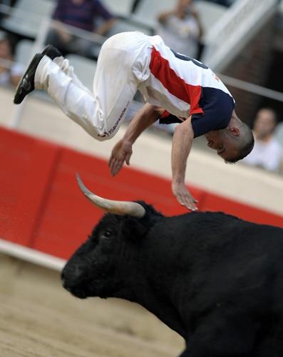 5 ila 7 kiilik takmlar oluan gruplar,  boann salnd arenada hayatlaryla oynuyor.