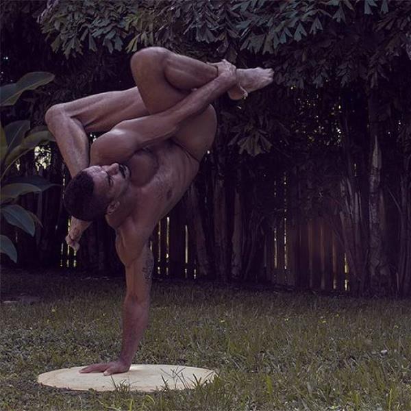 Irakl bir ailenin ocuu olan Rauff, folklr retmeni olan babas tarafndan kk yalarda dnlerde yresel danslar yapmaya balad.