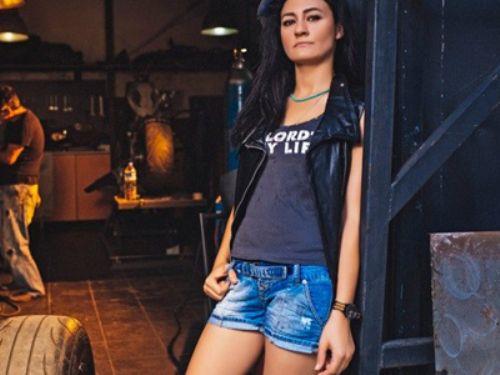 <p><b>Kilolu dnemde bir oyuncu olarak evreden bask grdnz m? </b></p>  - nsanlar kilolu olanlarn mutsuz olduunu dnyor ama bu yanl bir alg. Ben kiloluyken de kendimi harika hissediyordum. Gbeim dnda vcudum hep estetik grnyordu.     <p><b>imdi kendinizi seksi ve ekici hissediyor musunuz? </b></p>  - Ben ok dii enerjisi olan bir kadn deilim. Biraz masklenim. Ama seksi grnmenin kiloyla alakas olduunu dnmyorum. Bir ey itiraf edeyim kiloluyken de ok gzel tepkiler alyordum. Hatta u anki halimi beenmeyenler bile var.