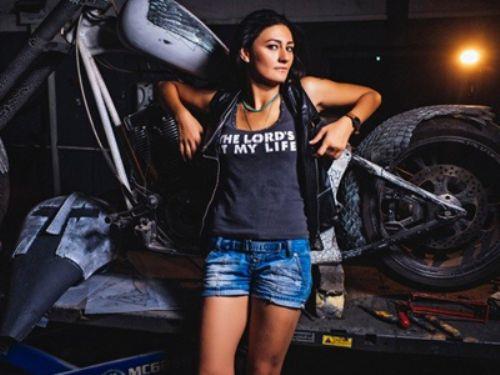 <p><b>yi projelerde yer aldnz. imdiye kadar kariyerinizde patlama yapamama sebebi fiziksel deiimleriniz mi? </b></p>  - Evet olabilir. Zaten Fox'ta yeni balayacak dizim 'Kadim Dostum'da beni izleyenler oka girecek. nk ilk kez yzme bu kadar makyaj yaplyor. Dii, cesur, arsz bir karakter olarak karnza kmaya hazrlanyorum. Eyersiz ata biniyorum, silah kullanyorum, motosiklet tutkunuyum, pole dance (direk dans) yapyorum. ou insann yapamad eyleri yapmak houma gidiyor. ocukluumdan beri dp kalkmay hareketli olmay seviyorum. Bu doutan gelen bir ey. Balkesirliyim. Annem ve babam retmendi. Ben kk yatayken ayrldlar. Babasz bydm. Belki bu yzden hep gl olmaya altm. ki abim var ama onlar babamla kaldlar. Ben ne babam, ne abilerimle grtm. Bu yaadklarm erkeklere bakm da etkiledi. Yanl evliliimin sebebi bile bu olabilir. 24 yamdayken kendimden 20 ya byk biriyle evlendim. Bir izgi romancyd. Birbirimizi ok tanmyorduk ama ben bilinaltmda ocuk yapmaya kanalize olmutum. 'Herhalde bu yzden evlendim' diye dnyorum. ocuklarm babalaryla gryor.