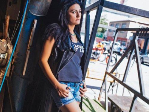 <p><b>Kilo vermek iin diyet ve spor gibi eyler yaptnz m?</b></p>  - Hayr. Kendimi buluum, kadnlm unuttuum bir dnemde yeniden k olmam, bunlarn enerjisiyle yeniden yaadm hissettim. Her eyin beyinde balayp bittiini anladm. Mutluluk hormonu salgladm. ki ocuun sorumluluu da beynimi srekli aktif tuttu.     <p><b>stediiniz forma girdikten sonra ilk ne yaptnz? </b></p>  - 85 kilodan 52 kiloya indim. Kilolu dnemimde belirlediim, ok sevdiim kyafetler vard. Onlara bakp 'Bunlara girebildiim gn tamamdr' diyordum. imdi hepsine giriyorum. Hatta zerimden bile dyorlar. Vcut formum deiti. ri kalalydm. Artk deilim. Bacaklarm inceldi.