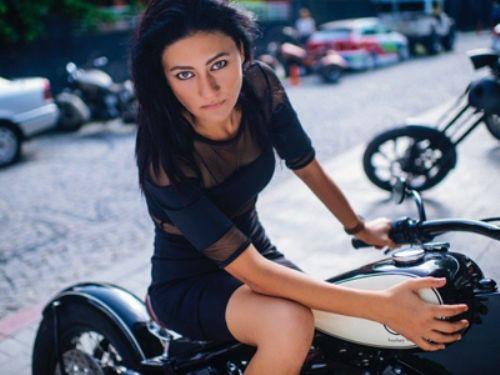 <p><b>Ka kiloya kmtnz? </b></p>  - 85 kiloya kadar ktm.     <p><b>Bu, oyunculuk kariyerinizi nasl etkiledi? </b></p>  - Ekrana 'Aliye' dizisiyle baladm. Bunu 'hret', 'Ak Bir Hayal' gibi projeler takip etti. Her ey yolunda giderken kilo aldm. Sonra verdim. Ama ardndan ikinci ocuuma hamile kaldm ve yine kilo aldm. Bu da tabii kariyerimi etkiledi. Artk bu ii yapamam dediim bir dneme girdim. Hatta her eyi brakp stanbul'dan gidiyordum.