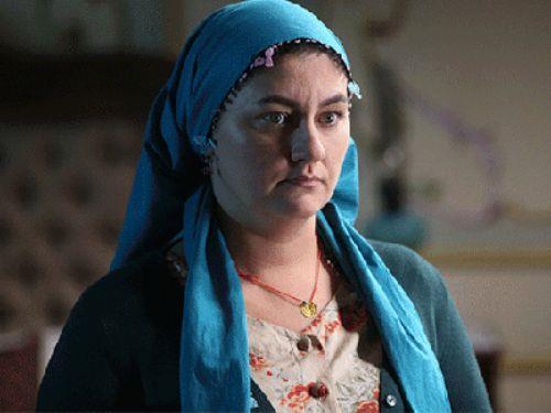 <p><b>Zayflamay deneseydiniz... </b></p>  - Emzirme srecinden sonra kilo vereceimi biliyordum. Ama tam o srada 'alkuu' dizisi iin iri gsl, kilolu bir karakter aradklarn sylediler. in iinde aan Irmak ve Timur Savc olunca Asos'ta bebek emziriyorken geri dndm. Bu srete gerekli tedaviye baladm. Bir de zerine zel hayatmda stresli bir sre balad. kinci ocuktan sonra eimden ayrldm.     <p><b>Boanmanzn sebebi kilolarnz myd? </b></p>  - Hayr, zaten mutsuz bir evlilikti. Biri alt, dieri iki yanda iki kzmla maddi manevi hibir destek olmakszn yeni bir hayat kurmaya altm.