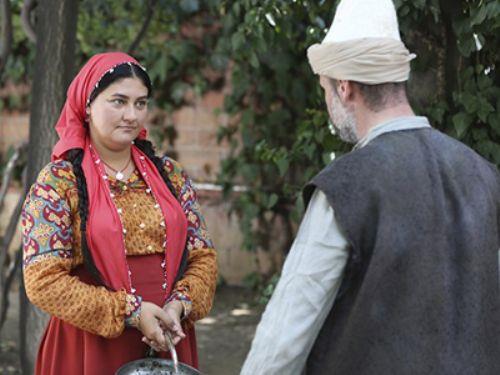 <p><b>lk defa kadn gibi hissediyorum </b></p>  Kilo verdikten sonra eski dizim 'alkuu' setindeki arkadalarmla karlatmda bana dehet iinde baktlar. Yeni grntme inanamyorlar. Yeni erkek arkadamla da kiloluyken tanmtk. Beni o halimle daha ok seviyordu. imdi 'Olan ocuu gibisin. Gittike eriyorsun' diye dert yanyor. lk defa k oldum. Kendimi ilk defa kadn olarak hissetmeye baladm. Gzel bir dnemdeyim.