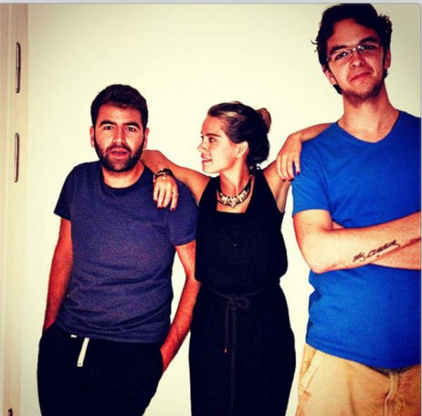 CEYDA ATE Biri ak biri karde batum iyiki dodun Kardelerimin arasna birde sen eklendin bir kardeim daha oldu hayatnde hep baarlar mutluluk seni bulsun melek gibi bir kadn seni dnyaya getirmi annene layk bir evlat olmussun herzaman yanndaym