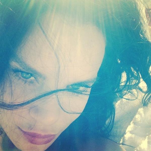 EBRU ALLI   Biraz rimel biraz parlatc ite hazrm. Akam yemei iin ok yakkl bir erkek beni bekliyor