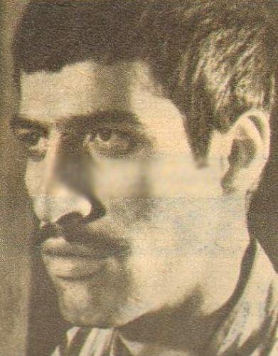 23 yandaki Kemal Sunal 1967 yl sonbahar... stanbul'da yeni bir tiyatro kuruluyor.?Pendik Tiyatrosu? ad altnda kurulan 10 kiilik ekibin gen oyuncularndan biri de 23 yandaki Kemal Sunal.