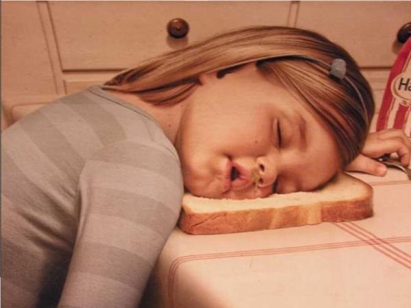 S1: Uyuyor musun?  <br>S2: Sence?</br>