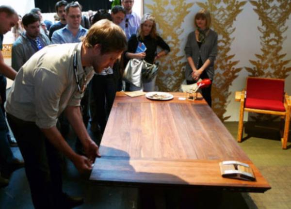 Tamamen geri dntrlm ceviz aacndan yaplan bu masa hem yaratc hem de kullanl...