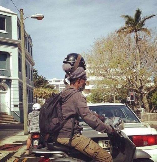 Kafasna bir ey olmamas iin kaskla yetinmeyen adam...