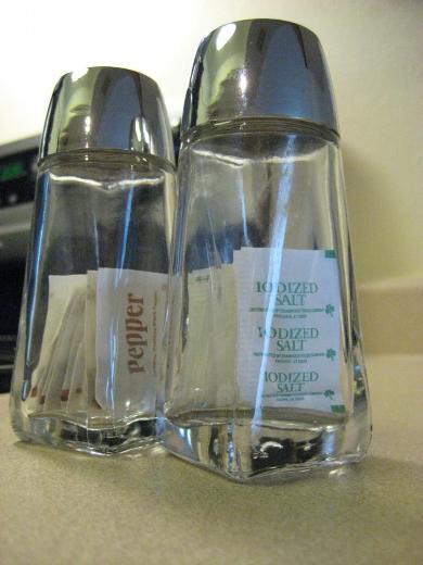 Tuzluk iinde paket iinde tuz sunmak...