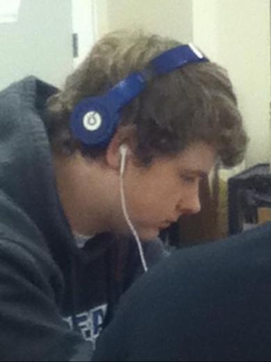 ki farkl kulaklkla srad bir grnt veren gen adam...