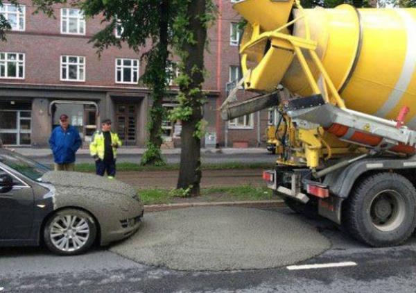 Har kamyonu otomobille asfalt birletirirken...