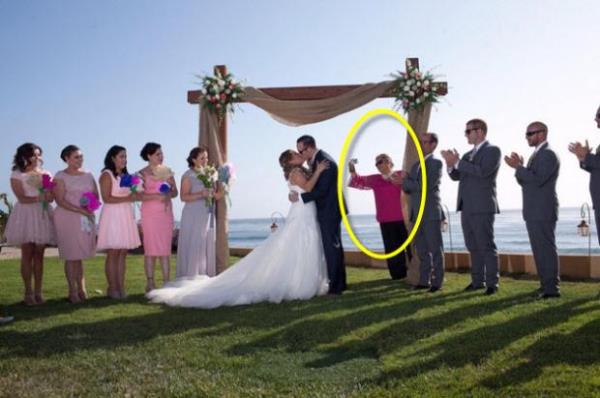 Dn fotorafn elindeki fotoraf makinesiyle bozan kadn...