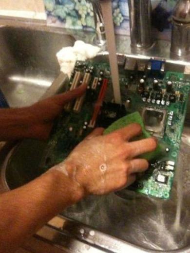 Hibir ekilde suyun temas etmemesi gereken anakart bulak suyuyla ykamak...