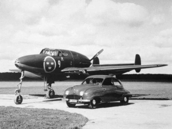 750cc, 2 silindirli bir motoru vard. 762 kg'lik bo arl sayesinde 110 km/s maksimum hza ulaabilen Saab 92 sve'li firmann ilk otomobiliydi ve sadece yeil renkle satn alnabiliyordu.