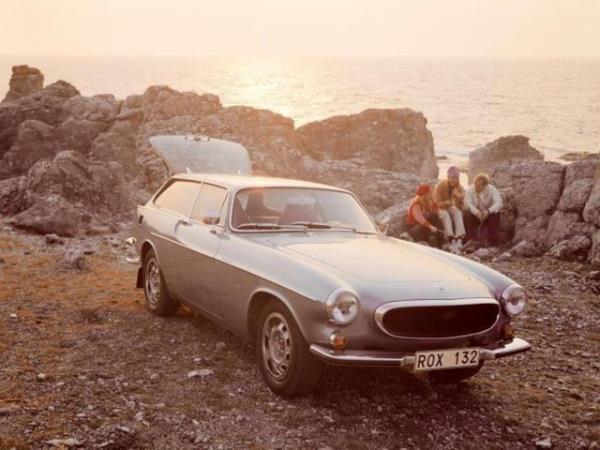 1972 ylnda 1800 ES yani station wagon P1800 piyasaya srld. n ve arka tekerleklerde disk fren sistemi bulunan 1800 ES 130 HP'lik motoruyla 0-100 km/s hzlanmasn 10.1 saniyede tamamlarken 185 km/s'ye ulayordu.