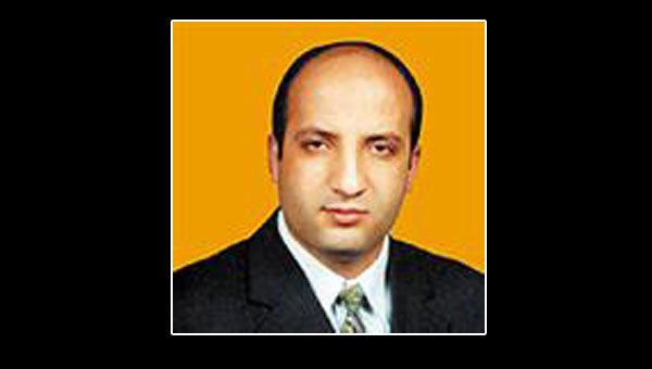 <p><b>MCAHT ARSLAN</b></p>    Babakan Erdoan'n zel danman. Erdoan'a en yakn isim. Erdoan'n babakanl dneminde yanndan hi ayrlmayan en istikrarl isim. Sorun zme yetenei ve organizasyon baarsnn yan sra, olaylar karsnda soukkanll ve ketumluu nedeniyle byk sayg gryor. Kkte yine hibir resmi grev stlenmeyen Mcahit Arslan, zel danman olarak grev yapacak.