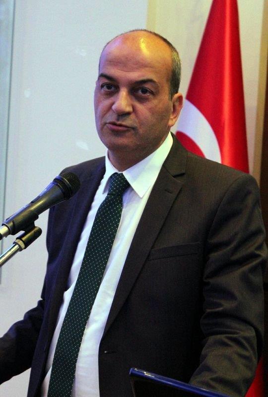 <p><b>SAVA AFAK BARKN</b></p>    Babakanlkta bamavir grevini yrten Barkin'de Erdoan'n kkteki ekibi ierisinde yer alacak. Mzik, tarih ve edebiyat Dr. Barkin'in balca ilgi alanlar. Ayrca baz nl airlerimizin iirlerini ngilizceye uyarlamtr. Barkin, musikimizi Zek Dede Efendi silsilesine mensup olan Neyzen Ali Sargl'den Ankara'da 10 yl boyunca mek etmitir. Klasik Trk Msiksi alannda gfte ve bestelere sahiptir. Bu konuda makale, tebli ve konferanslar vardr.