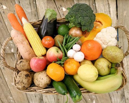 * i sebze ve meyve gibi dk kalorili ve lifli besinlere arlk vermek nemli. Hareketsiz kalmamaya zen gstererek, gn iinde aktif olmann yollarn aranmaldr. ftardan sonra mutlaka yarm saatlik yryler yapmay rutin haline getirmenizi neririm.&#8232;